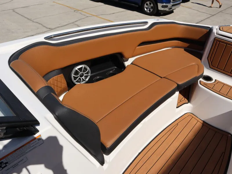 Slide: The Image of Yamaha Boats 252SE 2026, brown leather seats, speaker, modern design. - 15