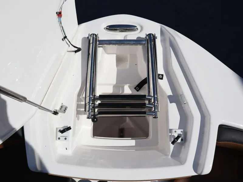 Slide: The Image of Yamaha Boats 252SE 2026, folded swim ladder on deck. - 18