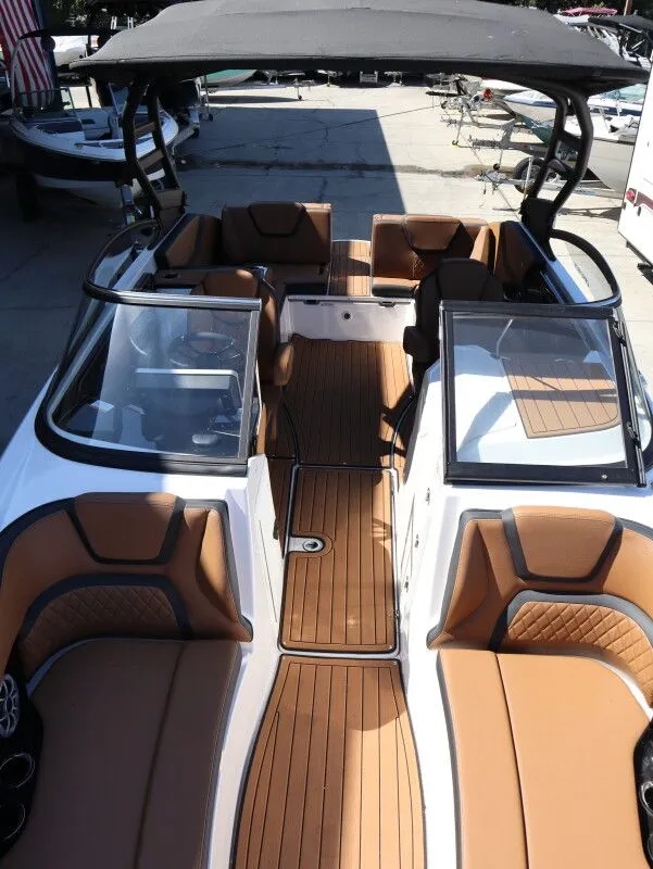 Slide: The Image of Interior view of 2026 Yamaha Boats 252SE with brown seating. - 19