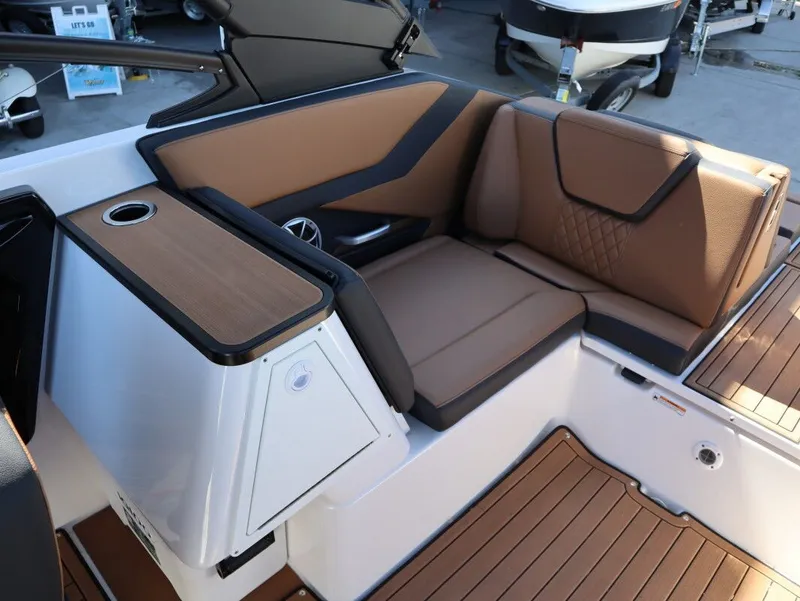 Slide: The Image of Interior of Yamaha Boats 252SE 2026 with brown leather seating. - 20