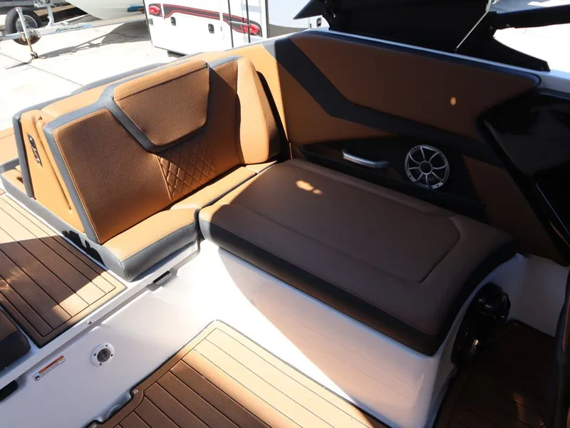 Slide: The Image of Interior of Yamaha Boats 252SE 2026 with luxurious seating. - 21
