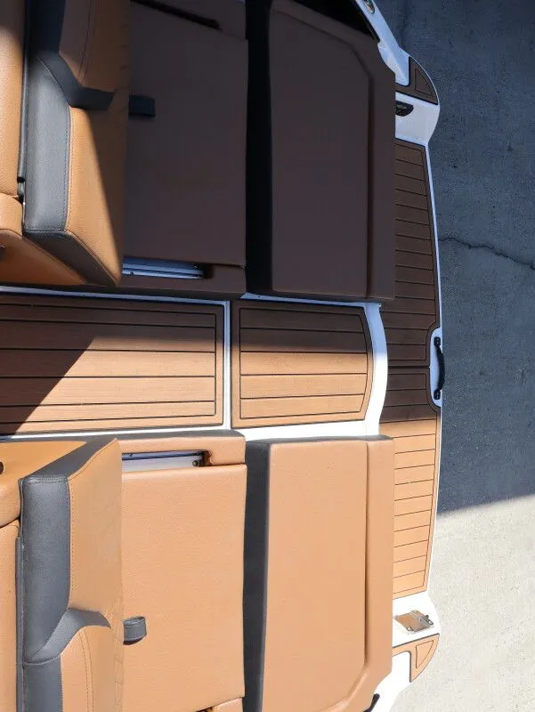 Slide: The Image of Yamaha Boats 252SE 2026, brown upholstery and deck design. - 22