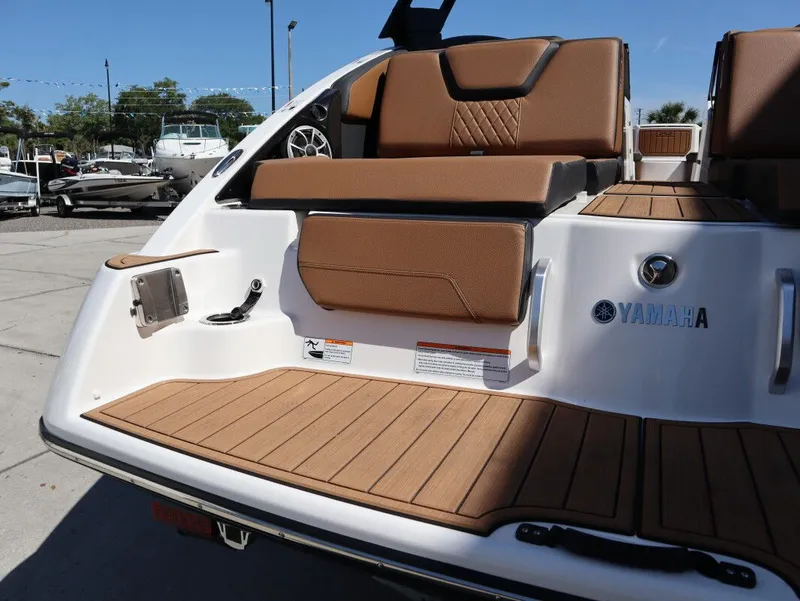Slide: The Image of Yamaha Boats 252SE 2026 with brown seating and wood-look deck. - 23