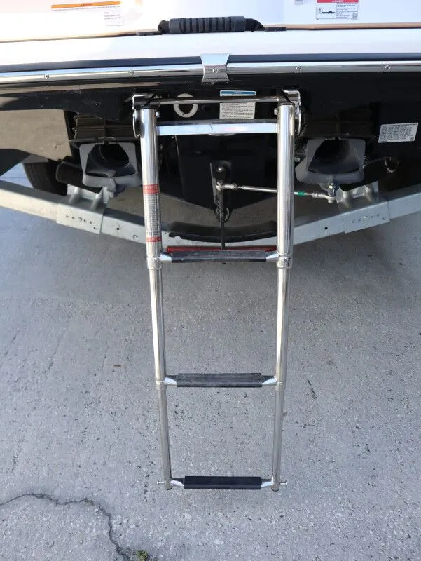 Slide: The Image of Yamaha Boats 252SE 2026 with retractable swim ladder. - 24