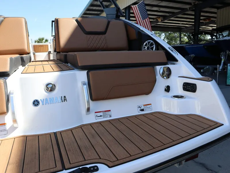 Slide: The Image of Yamaha Boats 252SE 2026 with luxurious deck and seating area. - 25