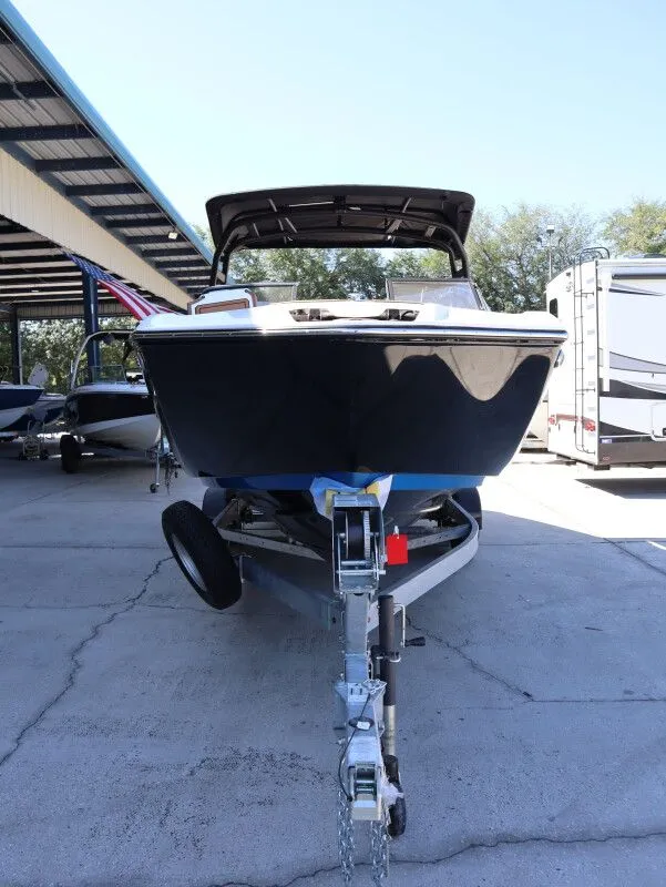 Slide: The Image of 2026 Yamaha Boats 252SE on trailer in storage facility. - 3
