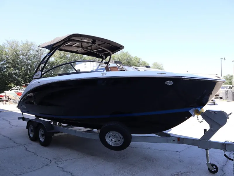 Slide: The Image of 2026 Yamaha Boats 252SE on trailer outdoors. - 4