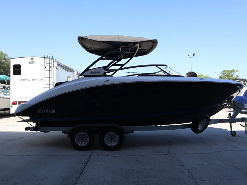 Slide: The Image of 2026 Yamaha Boats 252SE on trailer outdoors. - 5