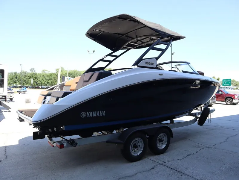 Slide: The Image of 2026 Yamaha Boats 252SE on trailer outdoors. - 6