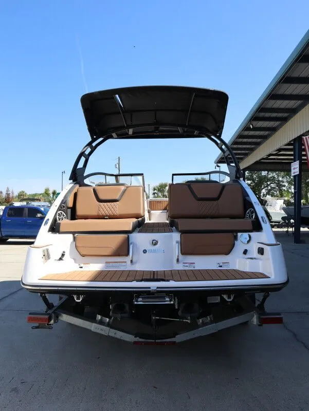 Slide: The Image of Rear view of 2026 Yamaha Boats 252SE with brown seating. - 7
