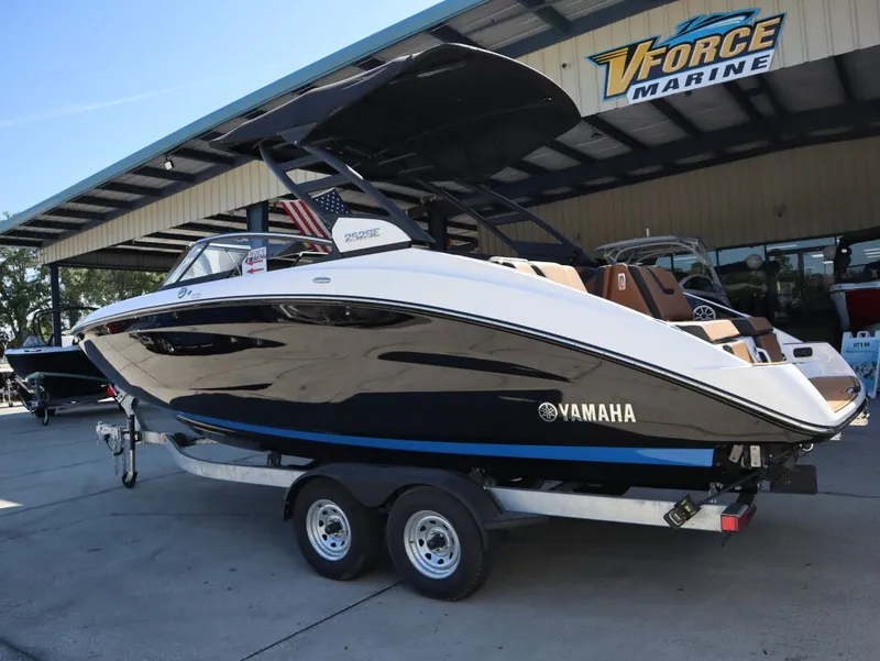 Slide: The Image of 2026 Yamaha Boats 252SE on trailer at V Force Marine. - 8