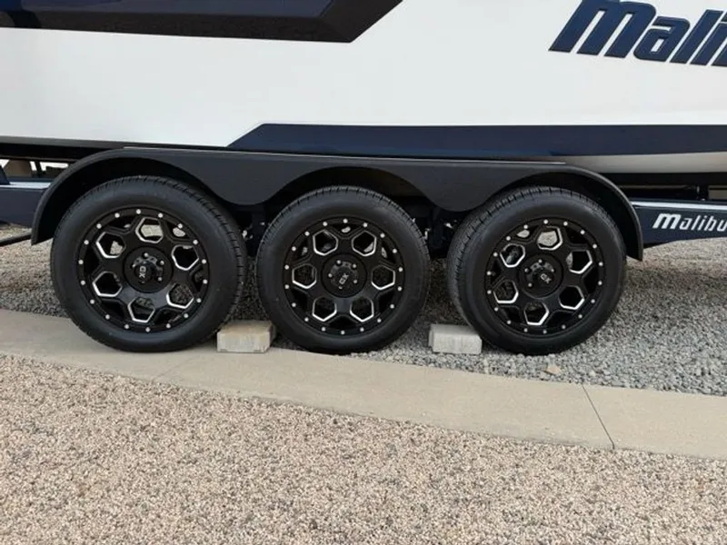 Slide: The Image of Malibu Wakesetter 24 MXZ 2022 - 13