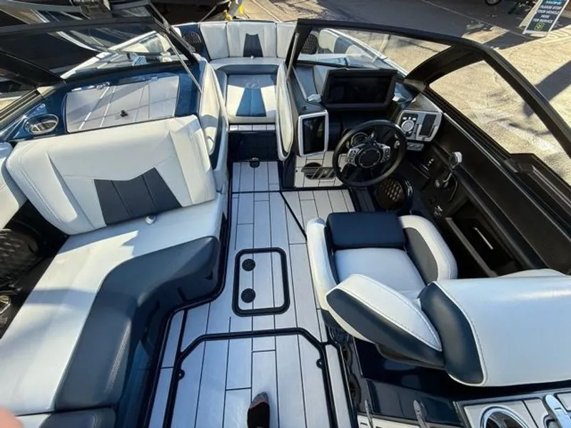 Slide: The Image of Malibu Wakesetter 24 MXZ 2022 - 2