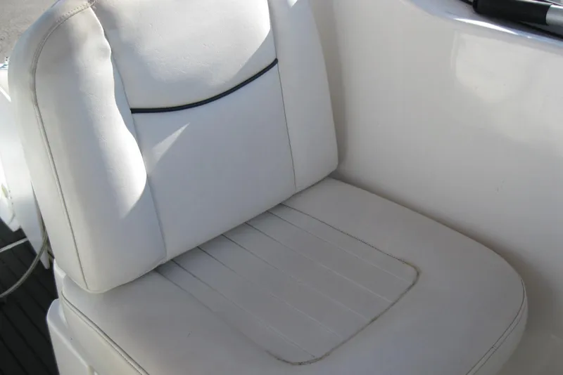 Slide: The Image of White seat on 2000 Bayliner 3055 Ciera Sunbridge DX/LX boat. - 12