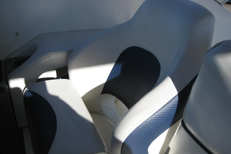 Slide: The Image of White and blue seating on a 2000 Bayliner 3055 Ciera Sunbridge DX/LX boat. - 14