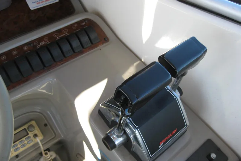 Slide: The Image of Control panel of a 2000 Bayliner 3055 Ciera Sunbridge DX/LX boat. - 16