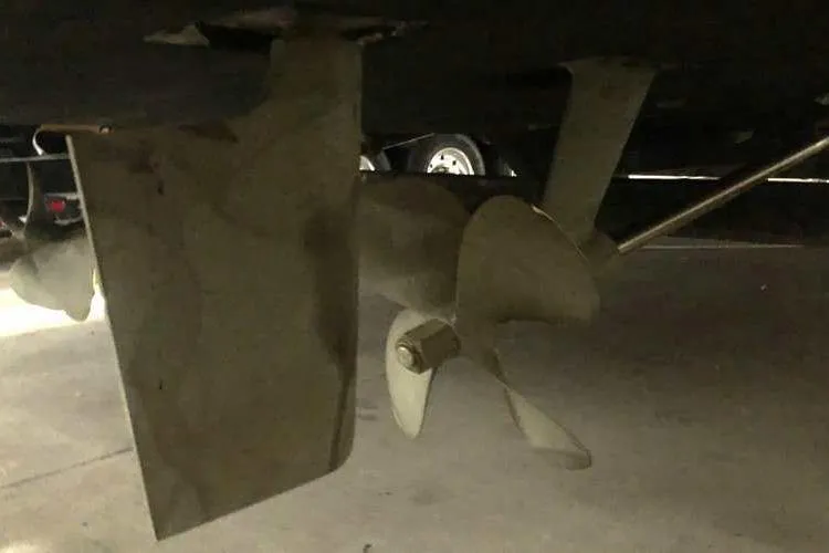 Slide: The Image of Propeller and rudder of a 1997 Bayliner 3988 Motoryacht. - 13