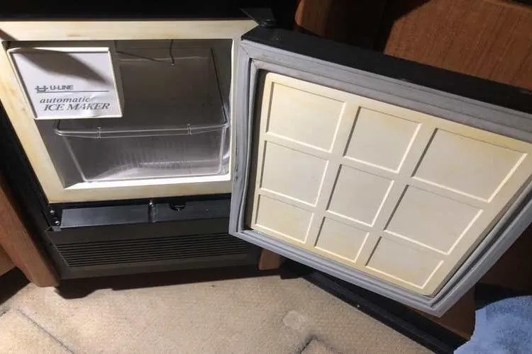 Slide: The Image of Bayliner 3988 Motoryacht 1997 with U-Line automatic ice maker in cabin interior. - 39