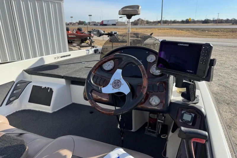 Slide: The Image of 2006 Ranger 519SVX Comanche boat dashboard with steering wheel and Lowrance fishfinder. - 10