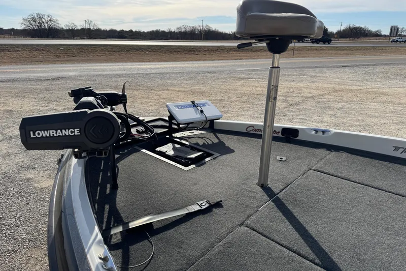 Slide: The Image of 2006 Ranger 519SVX Comanche boat deck with Lowrance equipment and seating. - 6