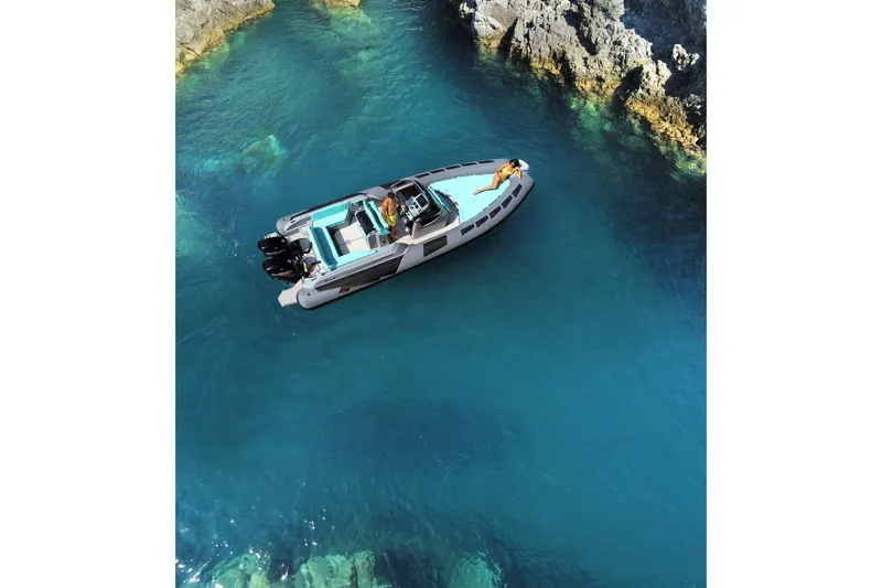 Slide: The Image of 2026 Ranieri CAYMAN 27.0 SPORT TOURING in clear blue water near rocky shore. - 6