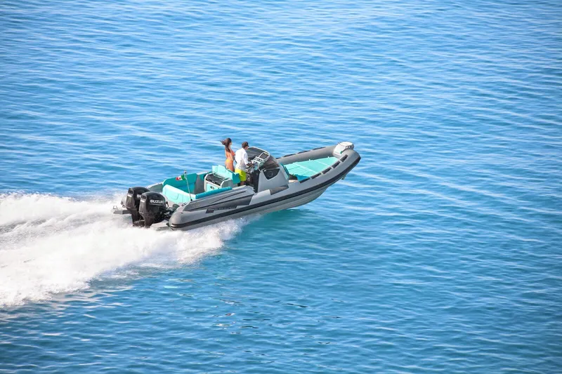 Slide: The Image of 2026 Ranieri CAYMAN 27.0 SPORT TOURING boat cruising on clear blue water. - 9