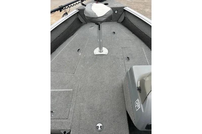 Slide: The Image of 2015 Lund 1775 Impact boat interior with gray carpet and swivel seat. - 28