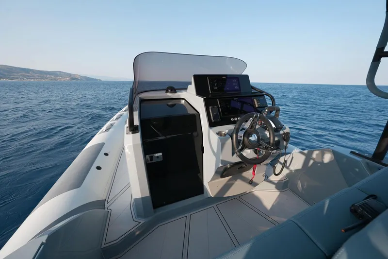 Slide: The Image of Ranieri CAYMAN 33.0 EXECUTIVE 2026 on open sea. - 28