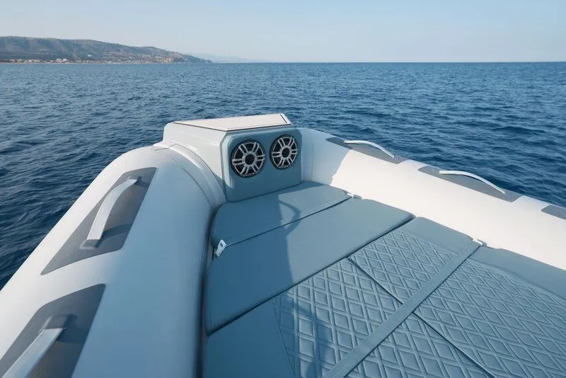 Slide: The Image of Luxury Ranieri CAYMAN 33.0 EXECUTIVE boat, 2026 model, on open sea with sun deck. - 30