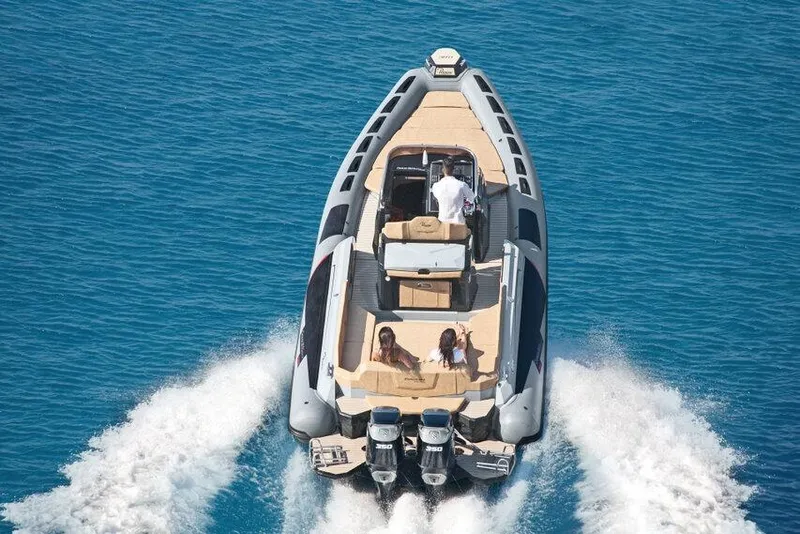 Slide: The Image of 2026 Ranieri CAYMAN 38.0 EXECUTIVE cruising on blue ocean waters. - 5