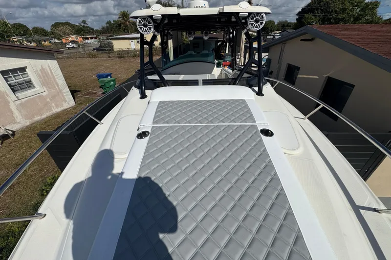 Slide: The Image of 2006 Hydra-Sports Vector 3300 VX boat deck with quilted padding and metal railings. - 17