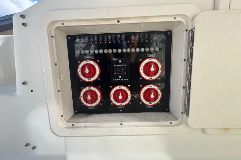 Slide: The Image of Control panel on a 2006 Hydra-Sports Vector 3300 VX boat. - 41