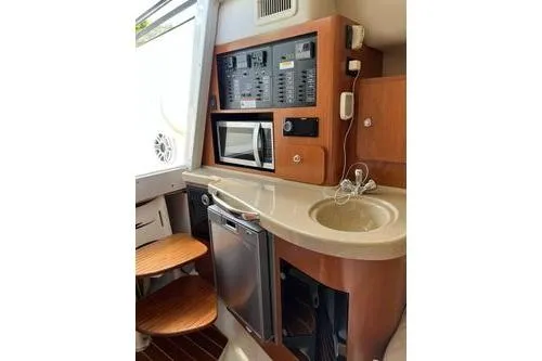 Slide: The Image of 2006 Hydra-Sports Vector 3300 VX boat with cushioned seating and cup holders. - 9