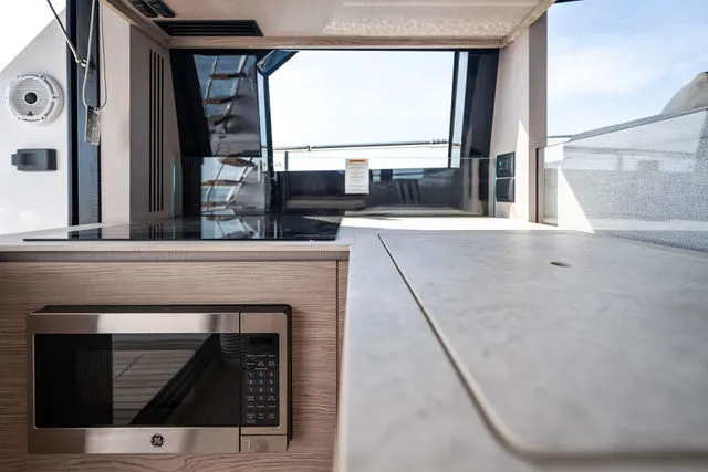 Slide: The Image of Ferretti 720 2023 - 18