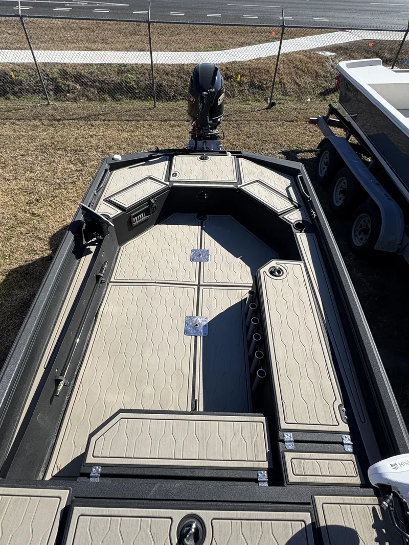 Slide: The Image of Avid 18 Commander 2025 - 10