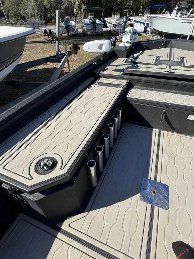 Slide: The Image of Avid 18 Commander 2025 - 11