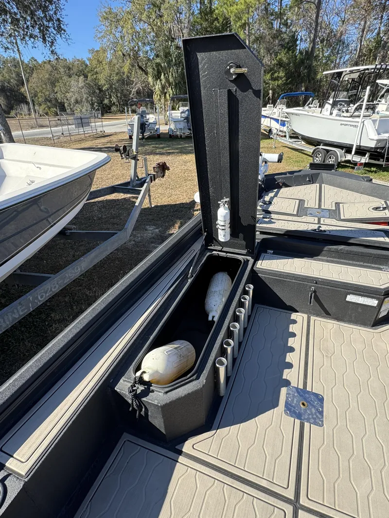 Slide: The Image of Avid 18 Commander 2025 - 12