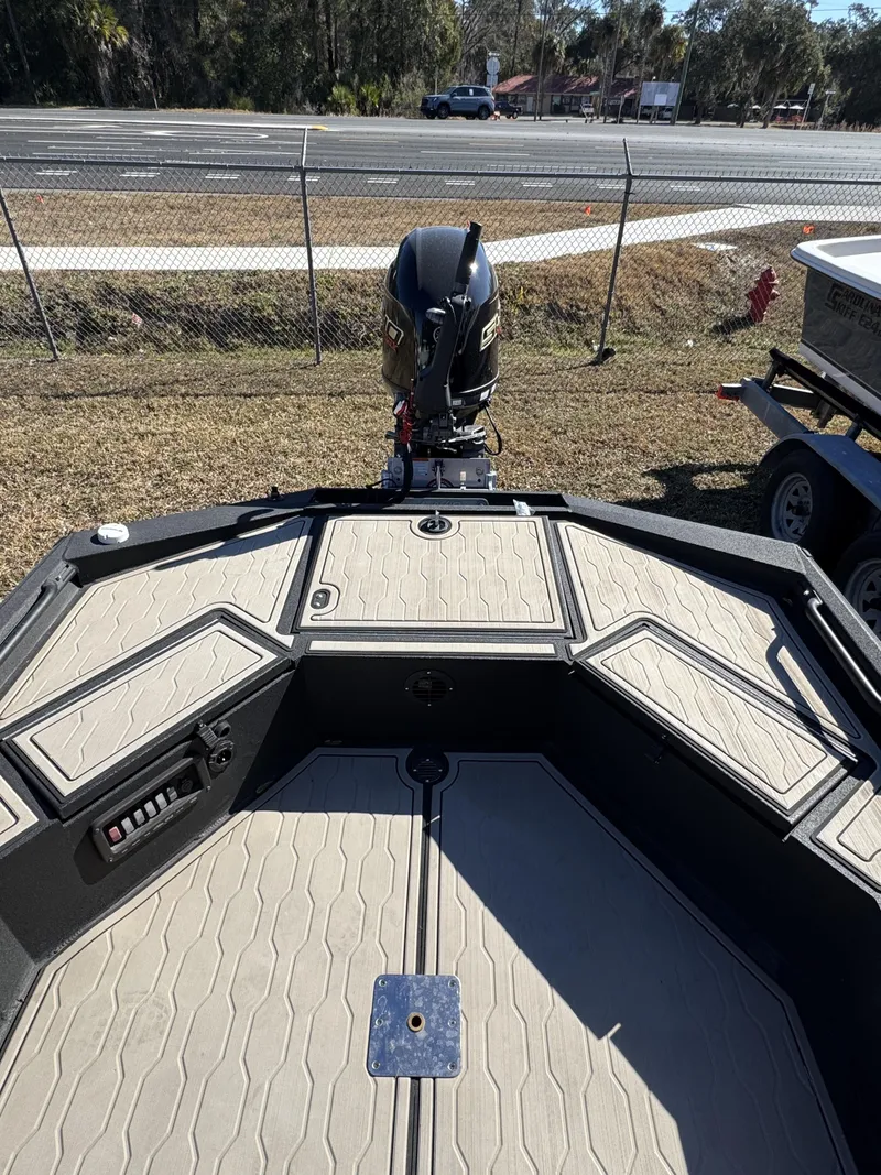 Slide: The Image of Avid 18 Commander 2025 - 13