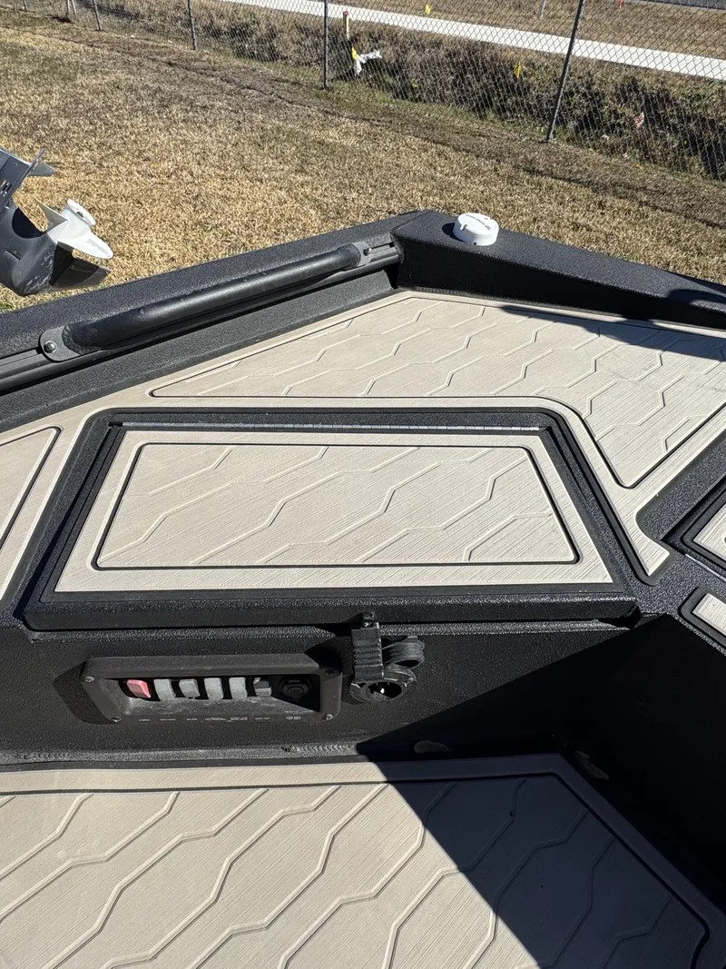 Slide: The Image of Avid 18 Commander 2025 - 32