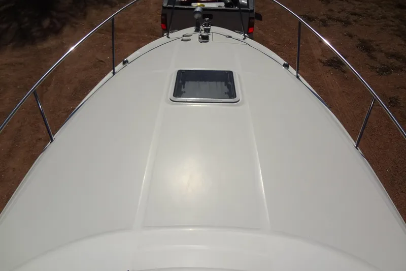 Slide: The Image of 2002 Sea Ray Sundancer 280 boat deck with hatch, viewed from above. - 10