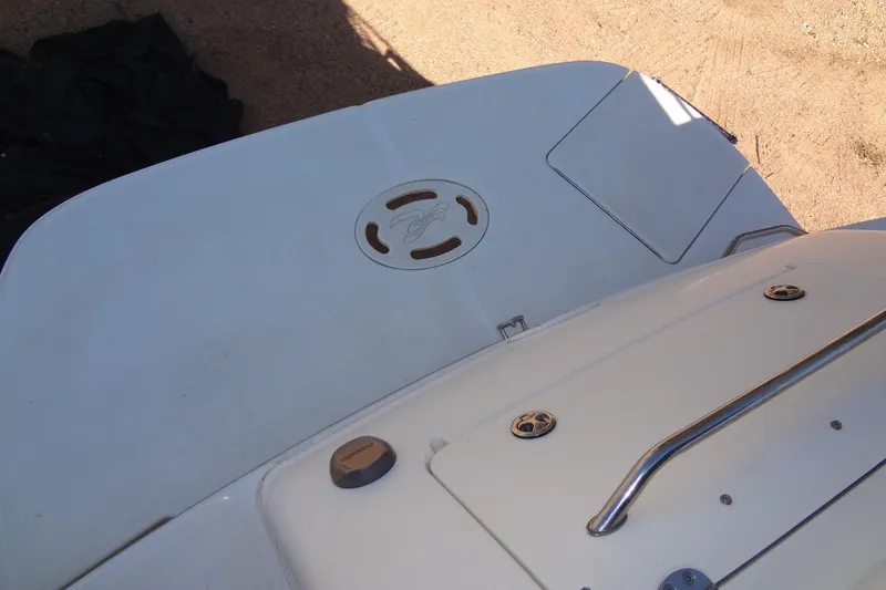 Slide: The Image of 2002 Sea Ray Sundancer 280 boat deck with logo and metal handle. - 14