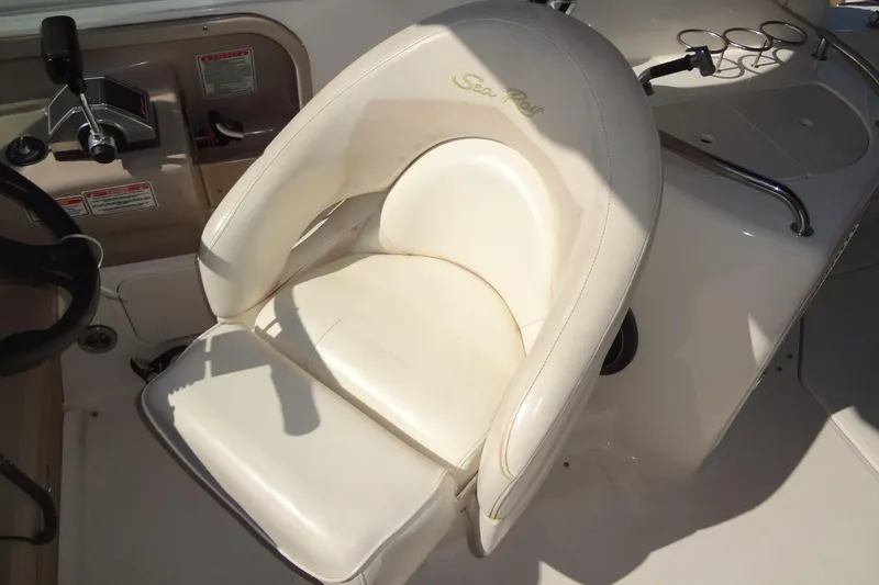 Slide: The Image of Captain's seat on 2002 Sea Ray Sundancer 280 boat, featuring white leather upholstery. - 22