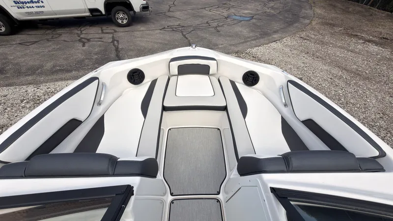 Slide: The Image of The image shows the bow area of a Yamaha SX195 boat with gray and white upholstery. - 34