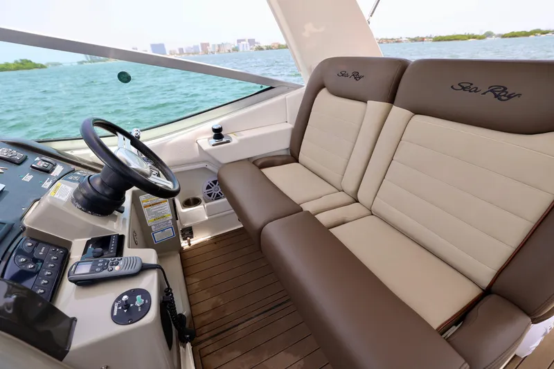 Slide: The Image of 330-SEA-RAY-SUNDANCER-2014-YACHTSBLUE - 11