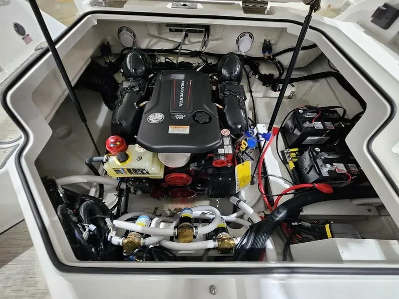 Slide: The Image of Cobalt R4 Surf 2024 - 10