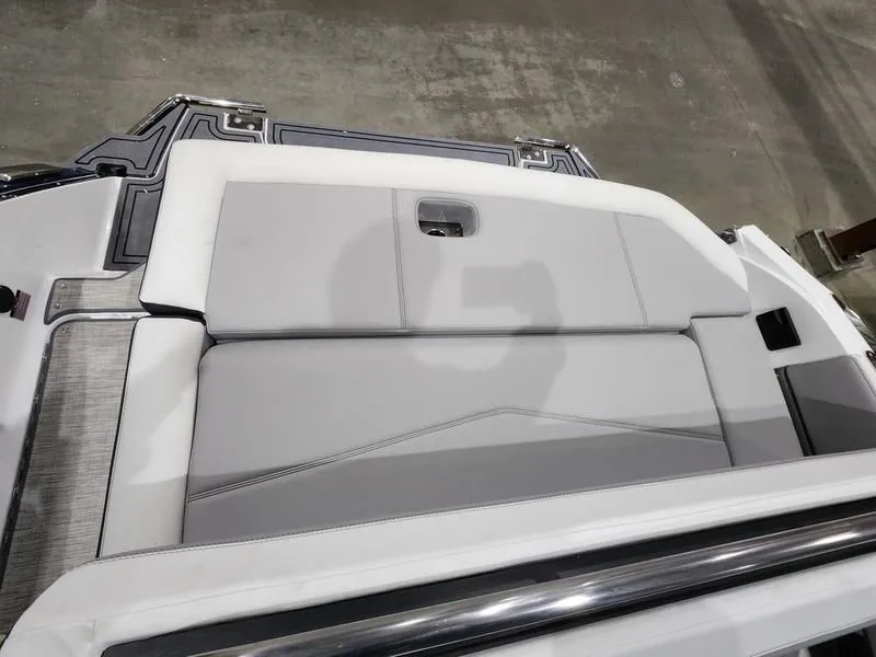 Slide: The Image of Cobalt R4 Surf 2024 - 17