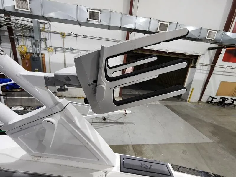 Slide: The Image of Cobalt R4 Surf 2024 - 18