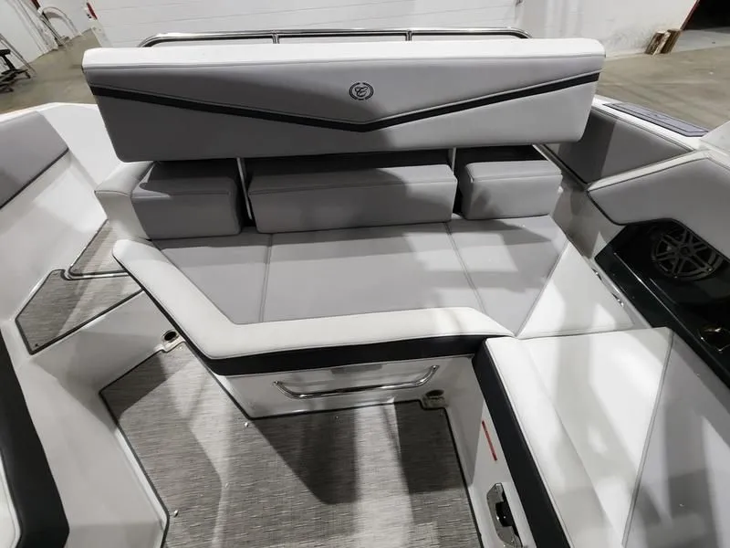 Slide: The Image of Cobalt R4 Surf 2024 - 9