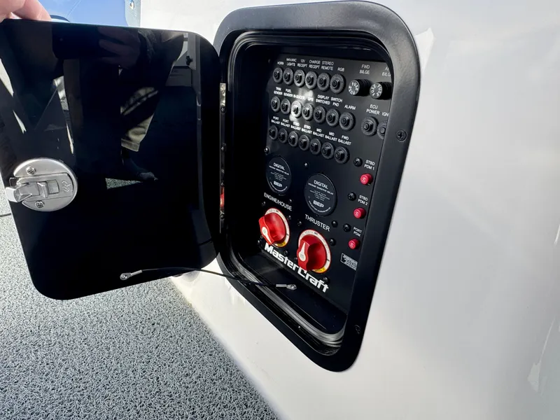 Slide: The Image of MasterCraft XStar 2022 - 25