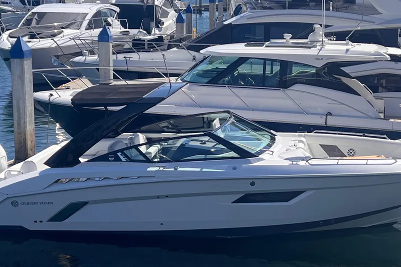 The Image of Cruisers 338 Outboard 2020 - undefined